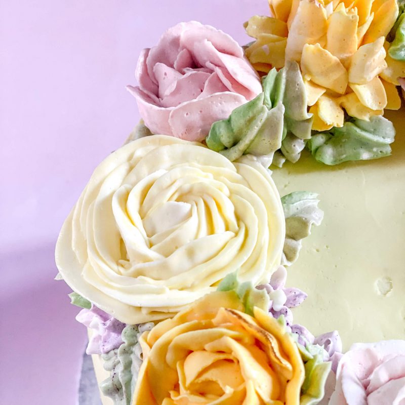 Torta di compleanno con fiori alla crema al burro